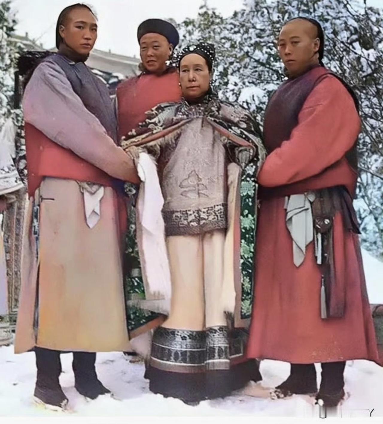 瞧瞧慈禧这模样，还是世仇叶赫那拉氏的后人，后宫佳丽如云，她究竟是怎样突出重围，赢