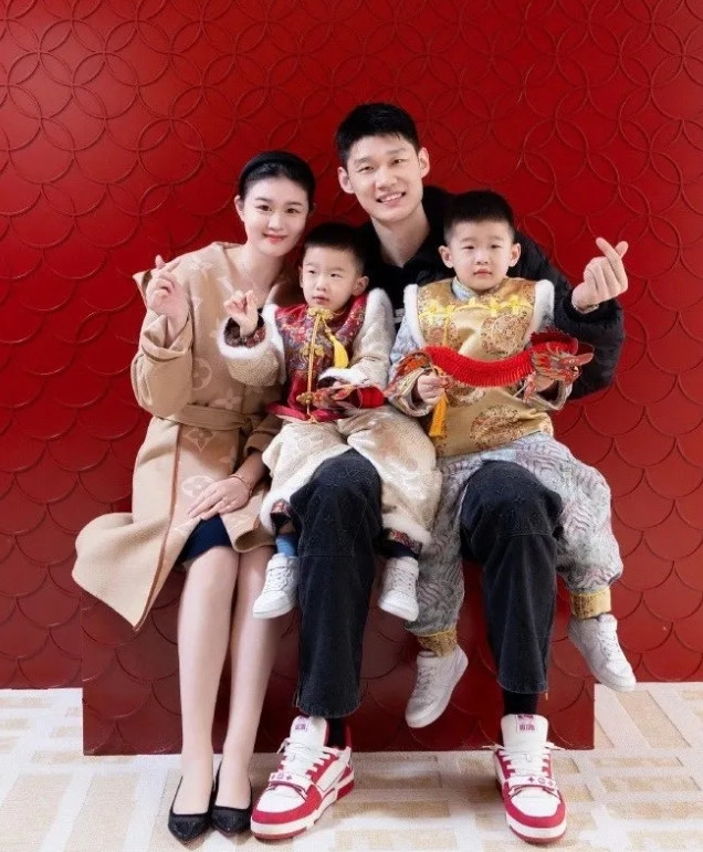 兄弟们！胡金秋这哥们儿真是人生赢家啊！🏀💪刚打完比赛回来，第一件事就是撒狗