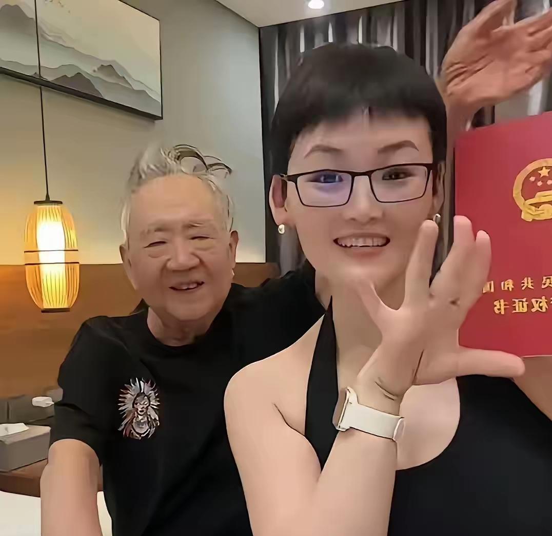 实在让人看不懂！二人早已办完离婚手续，却依旧选择同居生活。已经80岁的前夫，离