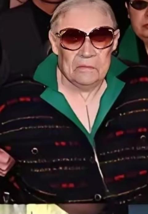 1988年，蒋经国吐血而亡。但某个意义上讲，蒋经国要比他的妻子蒋方良有点福气。虽