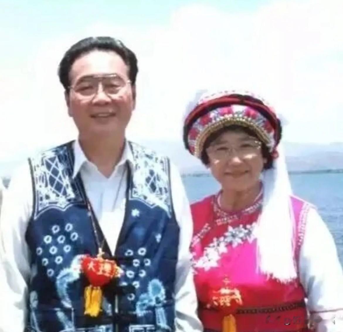 1996年5月15日，李鹏同志到云南大理白族自治州视察期间，与夫人朱琳一同穿着白