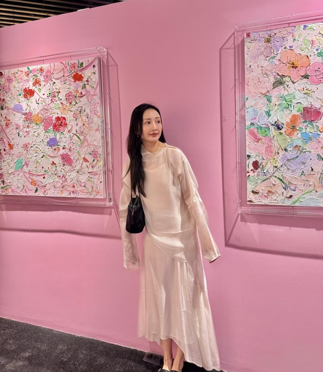王鸥晒出一组美照，穿白色裙子逛画展，气质温婉，美丽动人！