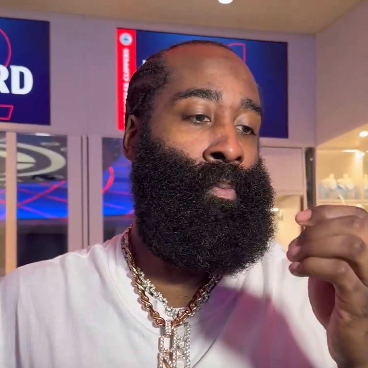 哈登赛后接受采访时表示对球队现状的无奈：“我不知道，真的不知道，这里的情况很复杂