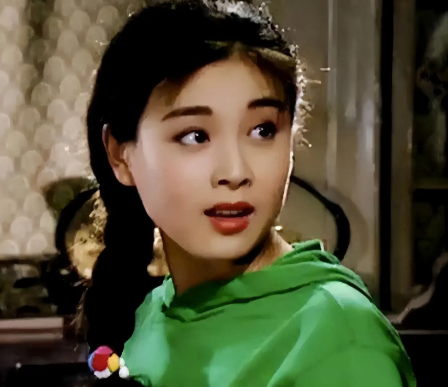 当年，英宁向刚生下女儿不久的妻子赵明明提出离婚，赵明明追问原因，英宁支支吾吾就是
