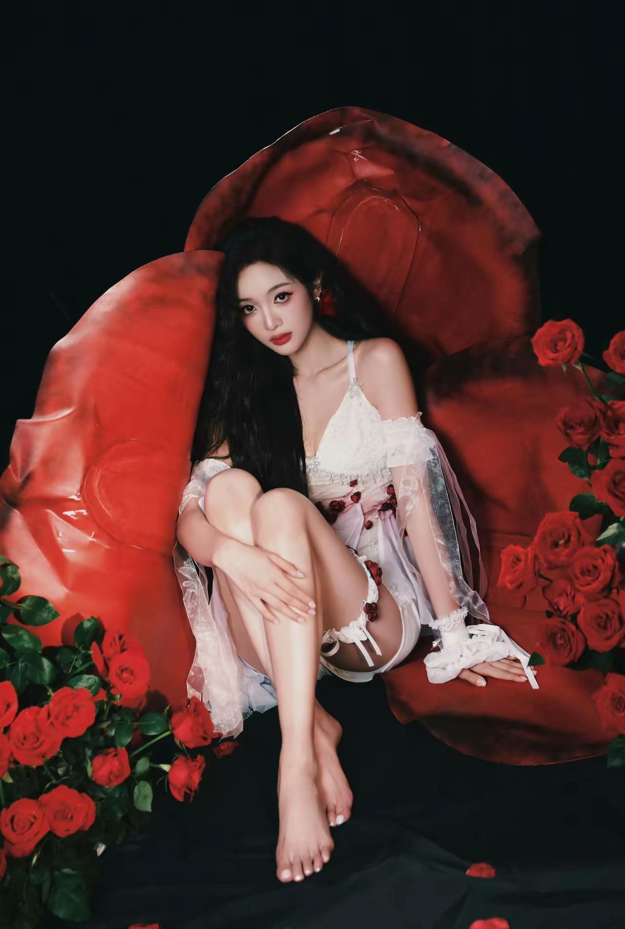 吴宣仪太美了就是脚指甲油有点减分