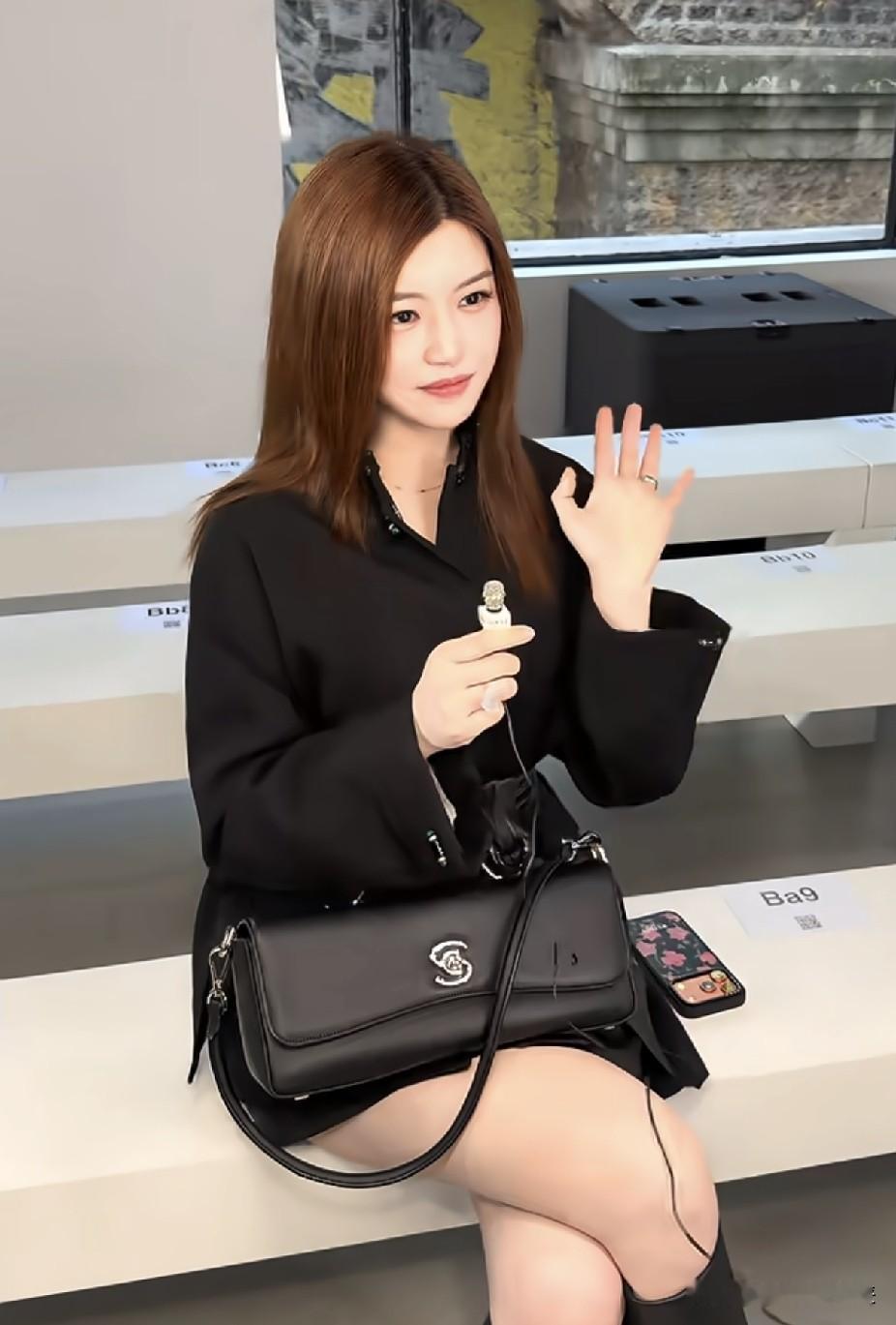 陈妍希这个发量，比她的颜值还抓眼😯陈妍希现身巴黎时装周，美出新高度！皮肤状态好到爆，貌似又瘦了一些