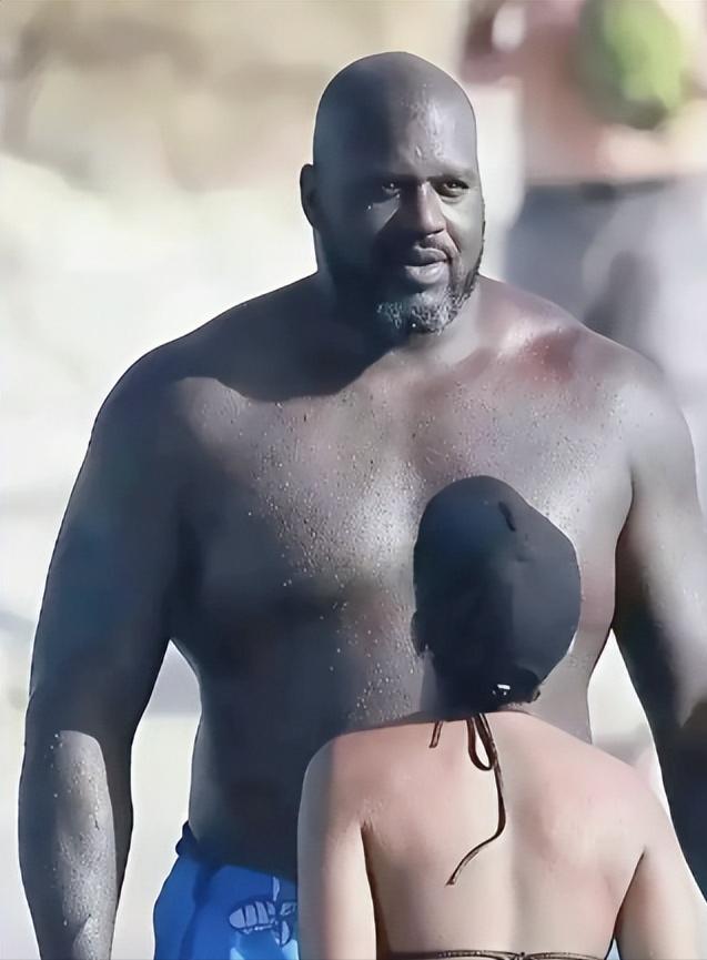 奥尼尔的首任妻子香妮，是位一米六的记者，采访时她和奥尼尔起了冲突，遭到对方推搡，