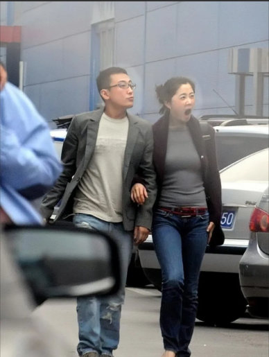 窦文涛旁边的女人是演员刘蓓？近期，窦文涛牵手女演员刘蓓照片被网友扒出，老梗再度翻