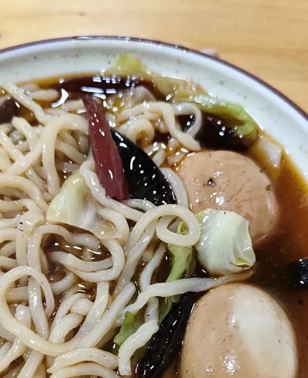 下班后懒得下厨，我就在街边小店点了碗红油牛肉面。热腾腾的面条上漂着厚厚一层辣油，