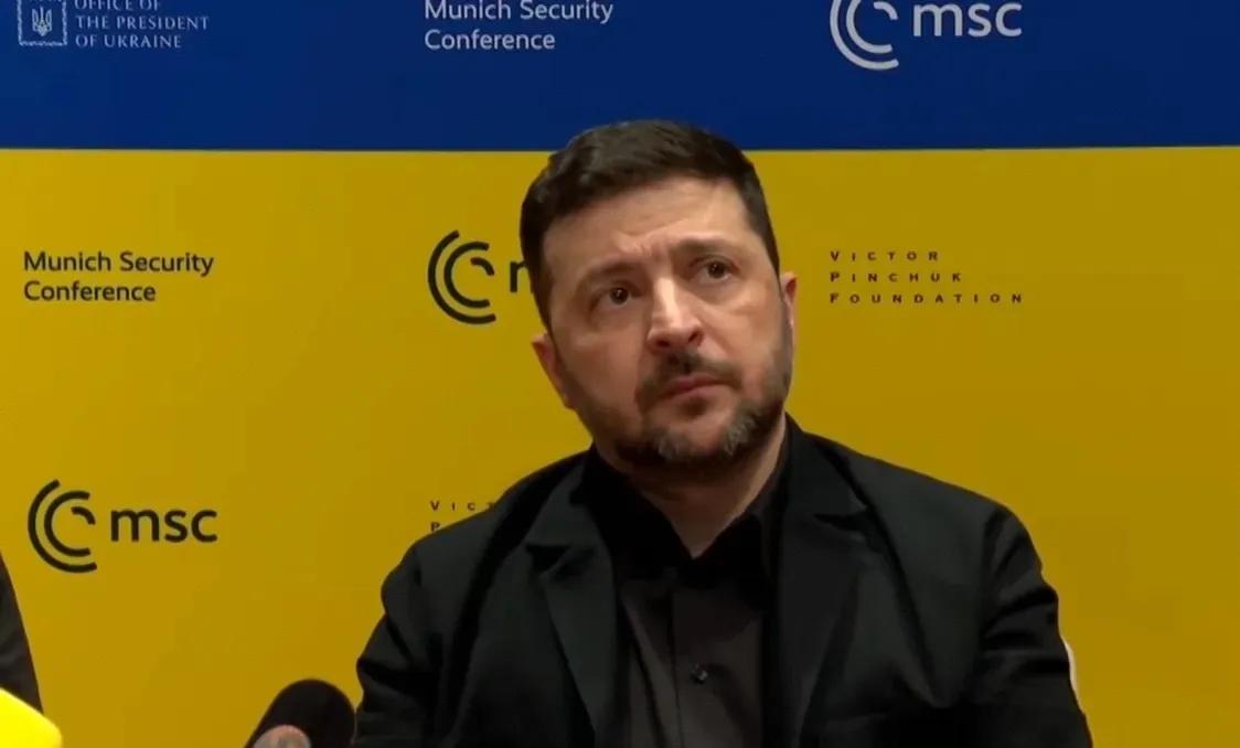 2月14日，泽连斯基在德国慕尼黑安全会议期间的新闻发布会上着重指出，基辅正在竭尽