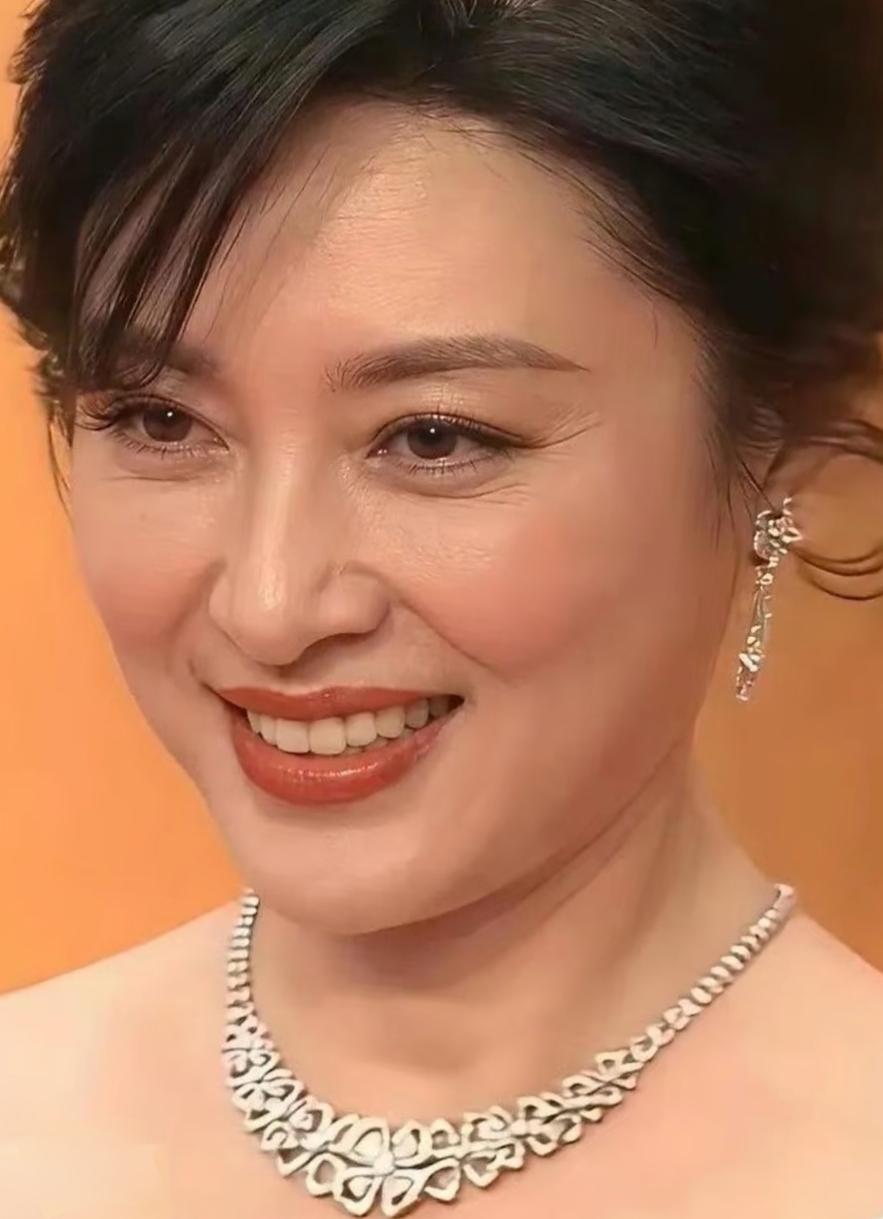 周涛连皱纹都长这么好看，不愧是央视一姐，真漂亮！周涛以气质温婉、形象大气著称