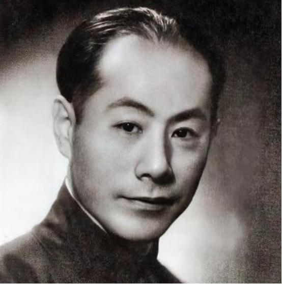 1948年，70岁穷困潦倒的袁克定流落街头，却遇到了曾经的老仆人，仆人每天上街帮