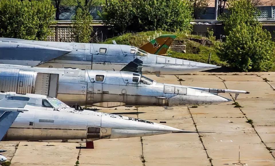 近日，俄罗斯航空爱好者在伊尔库茨克某军用机场拍摄到一幅罕见画面：三架不同型号的图