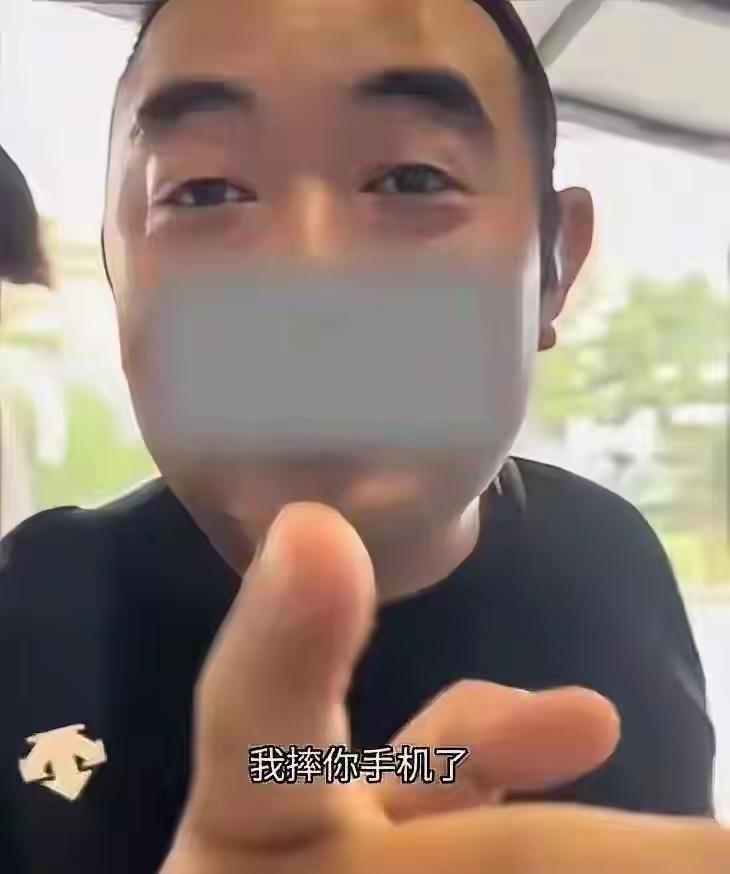 慕田峪那天，四十多岁的在岗男导游，领着几个老外大摇大摆插队。女游客廖女士客气提醒