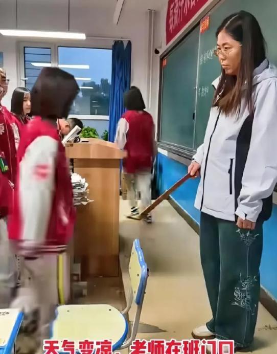 吉林长春一男孩去上学,可一走一教室门口,就被老师拦住了,男孩以为老师要检查作业,