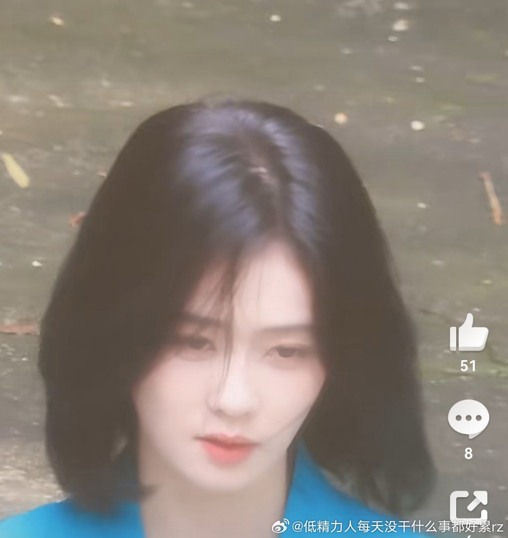 8000倍滤镜.虽然“上小下大”的这个新短发也不太好看，但是如果是假发，这发顶发