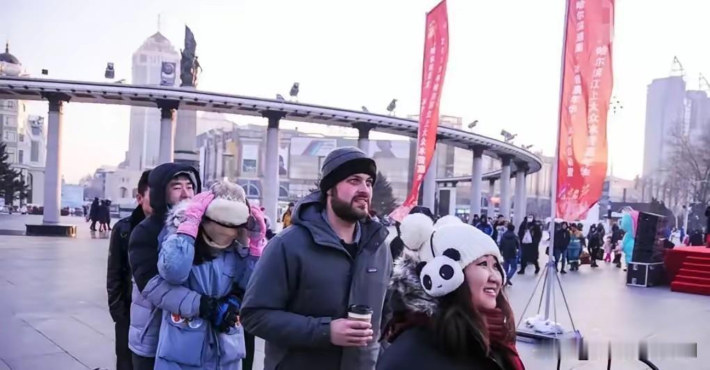 万万没想到！黑龙江哈尔滨，4个巴西男子来旅游，逛了中央大街，看了冰雪大世界，晚上