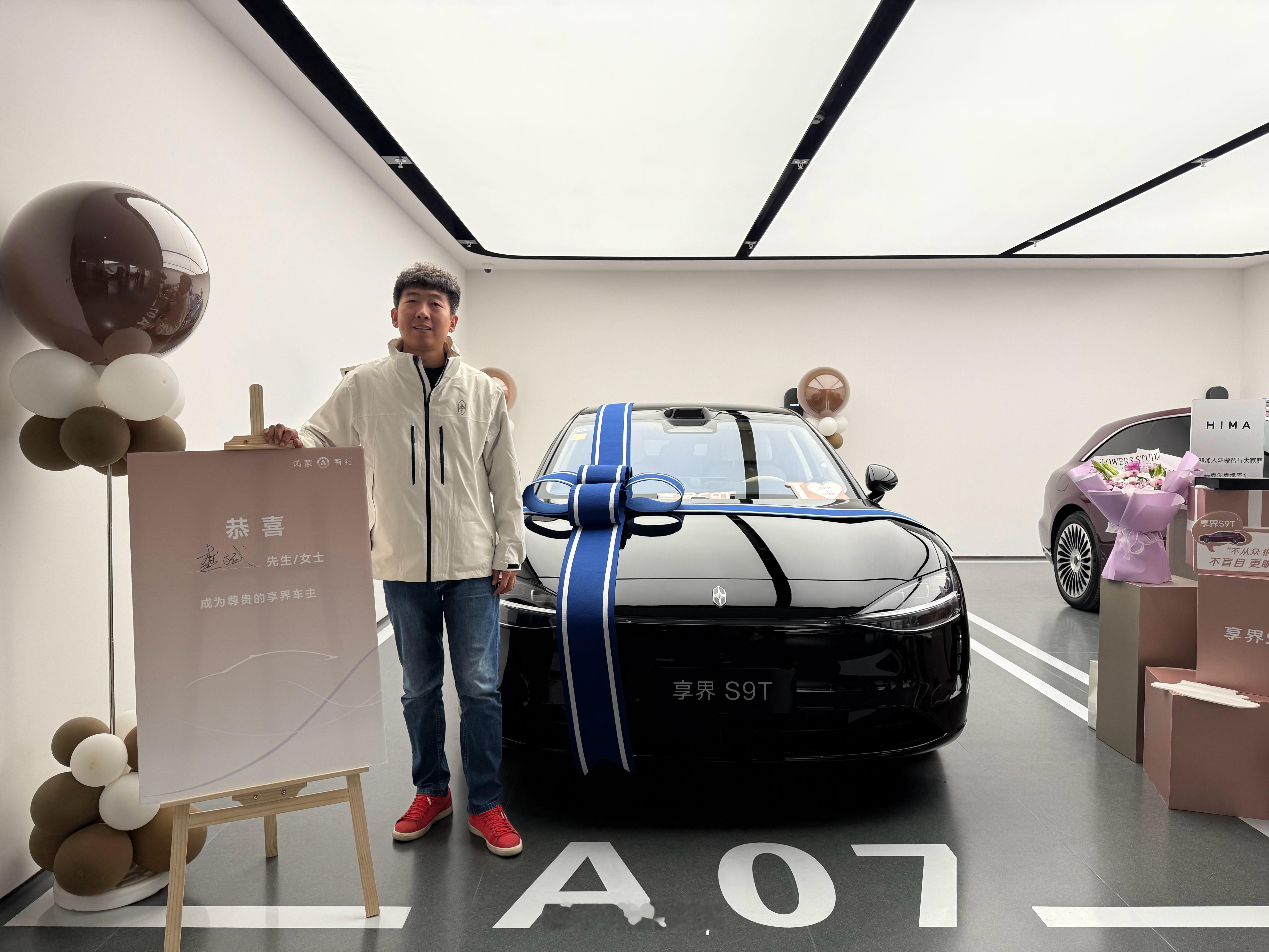 我以为只有我不咋正经，为了当颜值博主，买了一台漂亮的旅行车享界S9T来衬托一