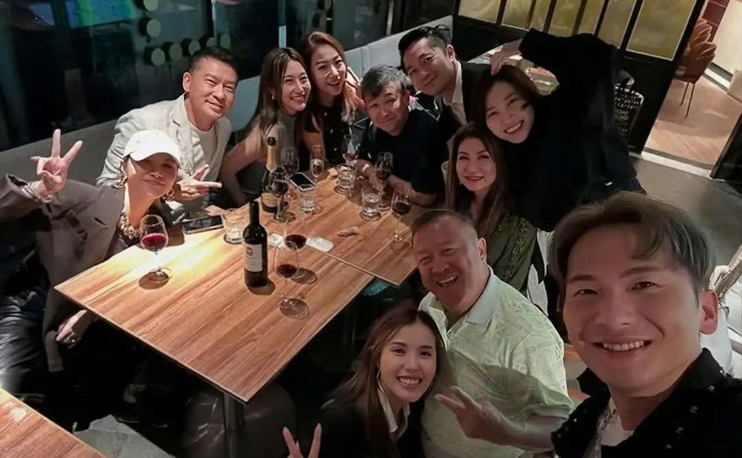 曾志伟“死性不改”？72岁还不顾形象和25岁女星合影姿势“太露骨”，被网友吐槽！