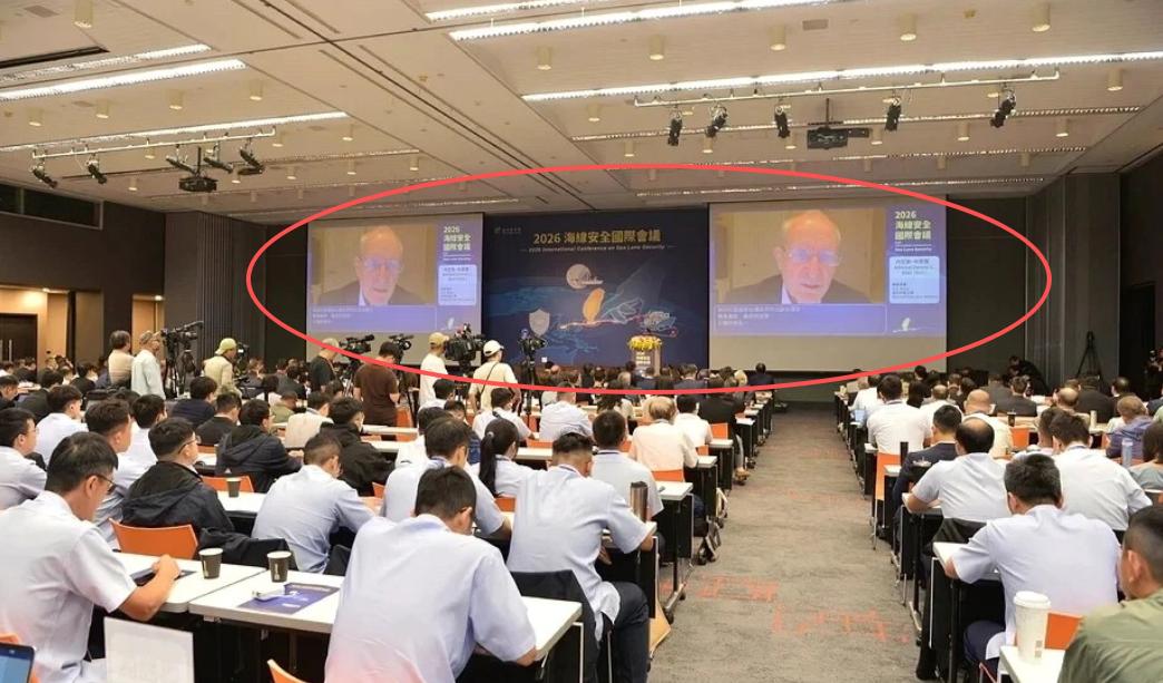 美国前太平洋司令部司令布莱尔大放厥词，10月14日在台北一场活动上，布莱尔当众叫