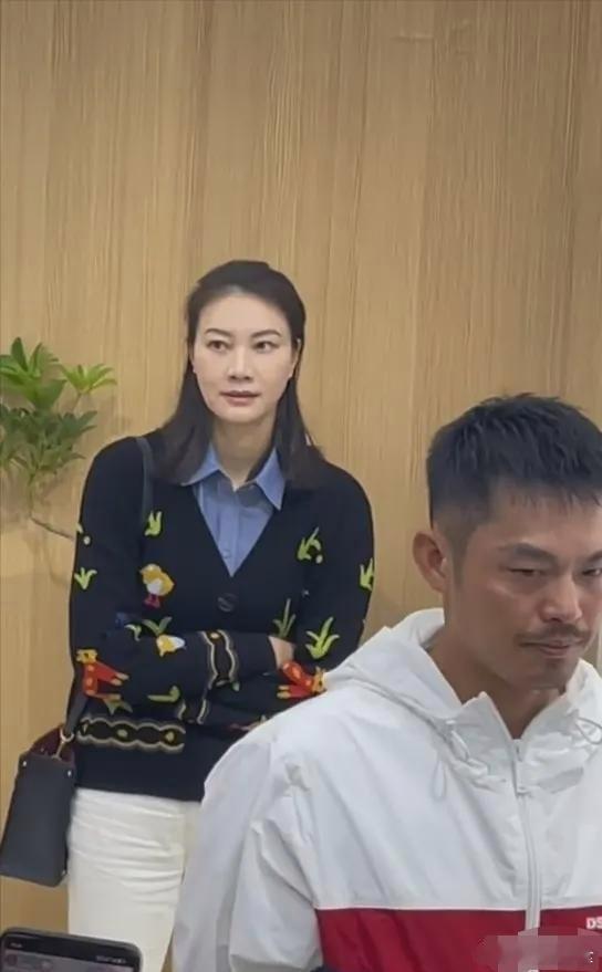 谢杏芳看林丹的眼神就像陌生人一样这样生活在一个屋檐下谁最难受?