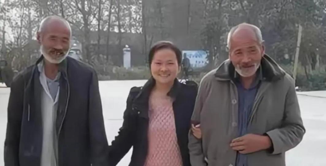 太感人了！她出生起就被父母抛弃，把她送给村里的一对光棍兄弟，谁料，俩兄弟如获至宝