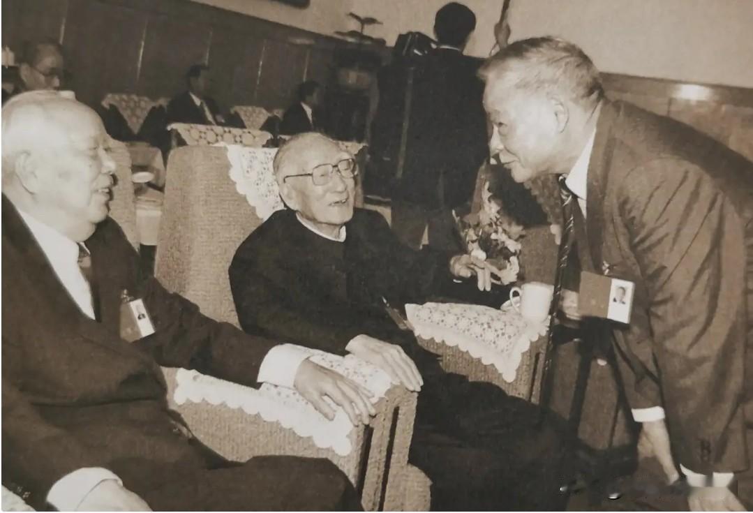 1997年9月，万里与薄一波、叶选平在工作交谈中，留下一张十分珍贵合影。万里曾任