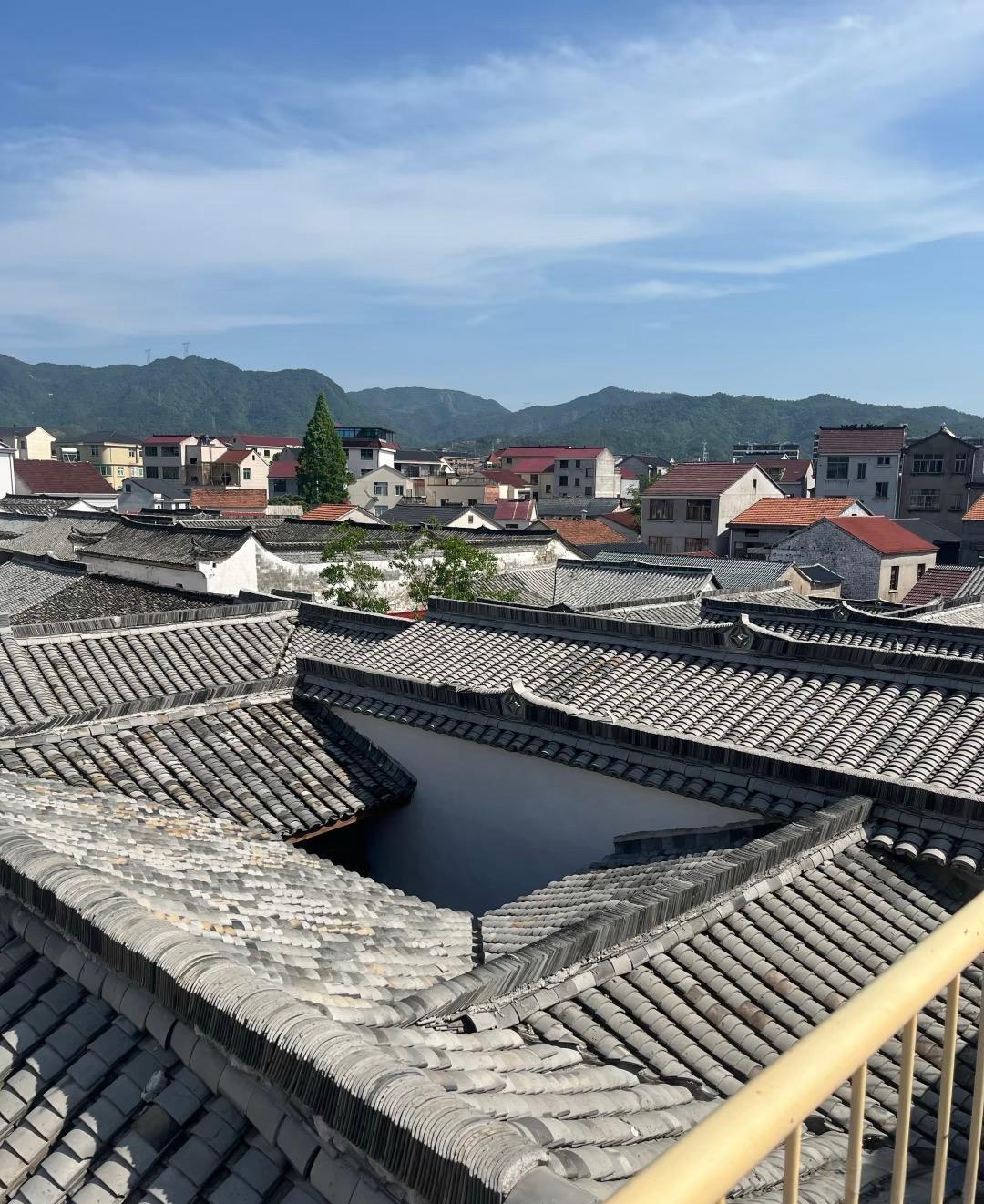 离婚会让人崩溃的我是在半年前离婚的。签完字那天，我一个人从民政局走出来，