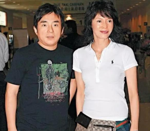 2008年，郑裕玲向同居16年的男友吕方提出分手，要求他净身出户，吕方舍不得30