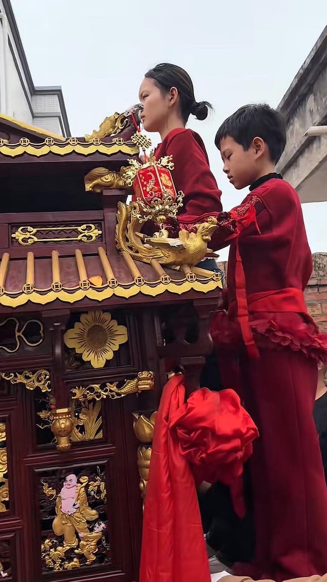 广东湛江东海岛拾石村，本该是一场热热闹闹的妈祖巡游祈福活动，却因为一场“换人风波