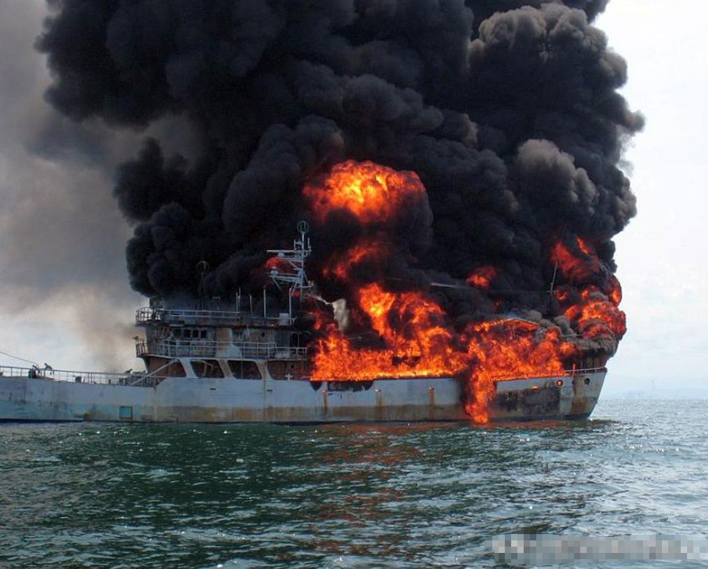 林肯号中弹了！革命卫队无人机3月5日深夜直接砸进美国航母甲板，这艘10万吨的钢铁