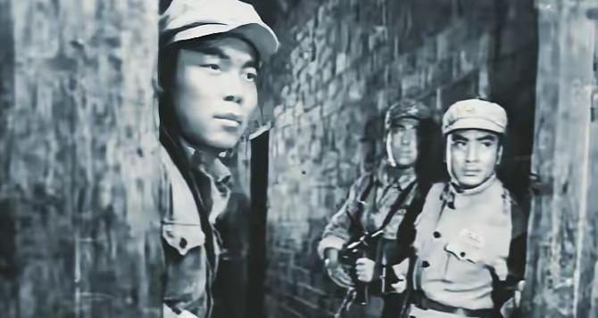 1950年，68名战斗英雄刚下火车，200多名土匪就冲了上来，打算一锅端。结果刚