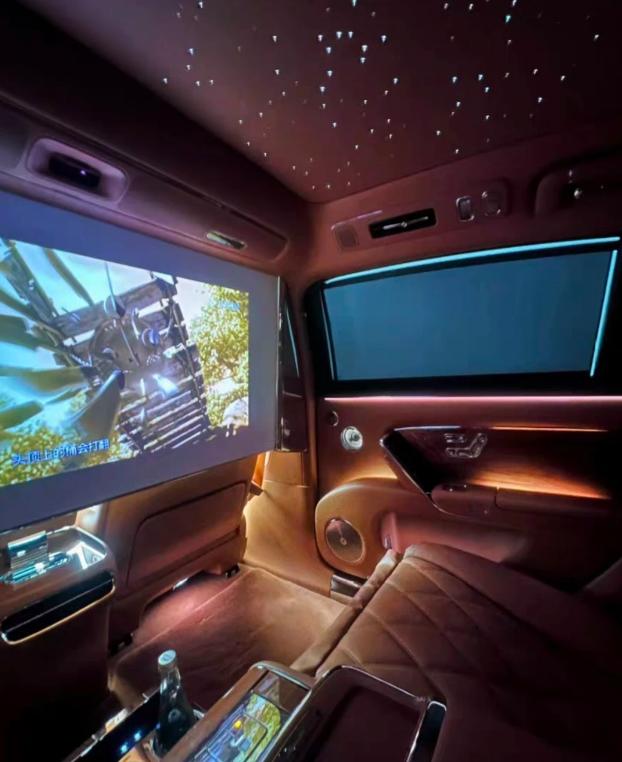 尊界S800的后排冰箱，我劝各位老板重点看看。不是看它能冰几瓶香槟，是看它怎么