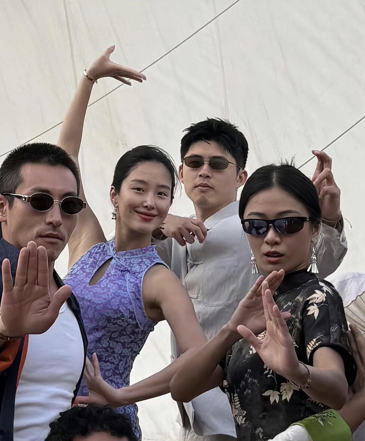近日，杨采钰首晒与老公合照，她老公看上去好年轻啊。杨采钰带着老公与朋友一起在海