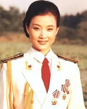 1996年，大红大紫的歌唱家宋祖英竟然硬生生亲手把年仅18岁、长相十分漂亮水灵的