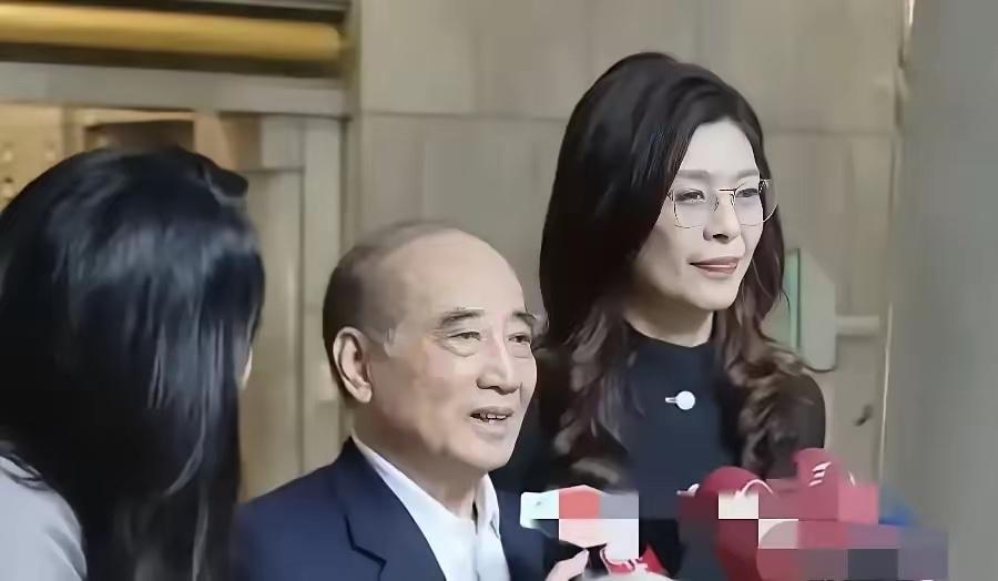 今天刷到郑丽文登门拜访王金平的消息，本来以为是蓝营内部的常规串门，没想到俩人坐在