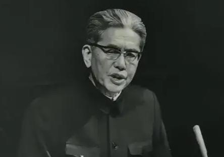 1953年，北京庆功宴上乔冠华几杯酒下肚，竟当众把顶头上司骂作“老头子”，周总理