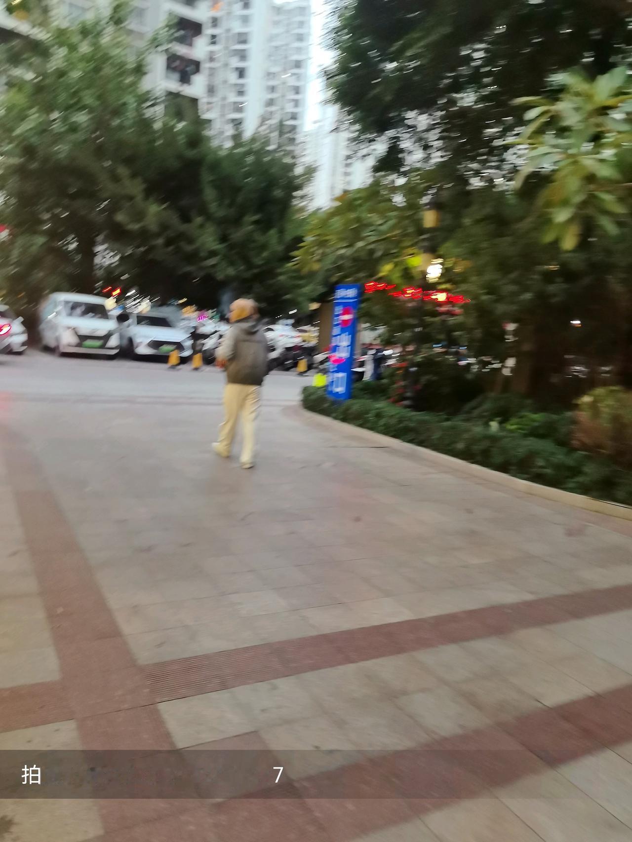 男人想混得有头有脸，就算厚着脸皮，也要和下面几种人玩到位：1、当官的人，他能给