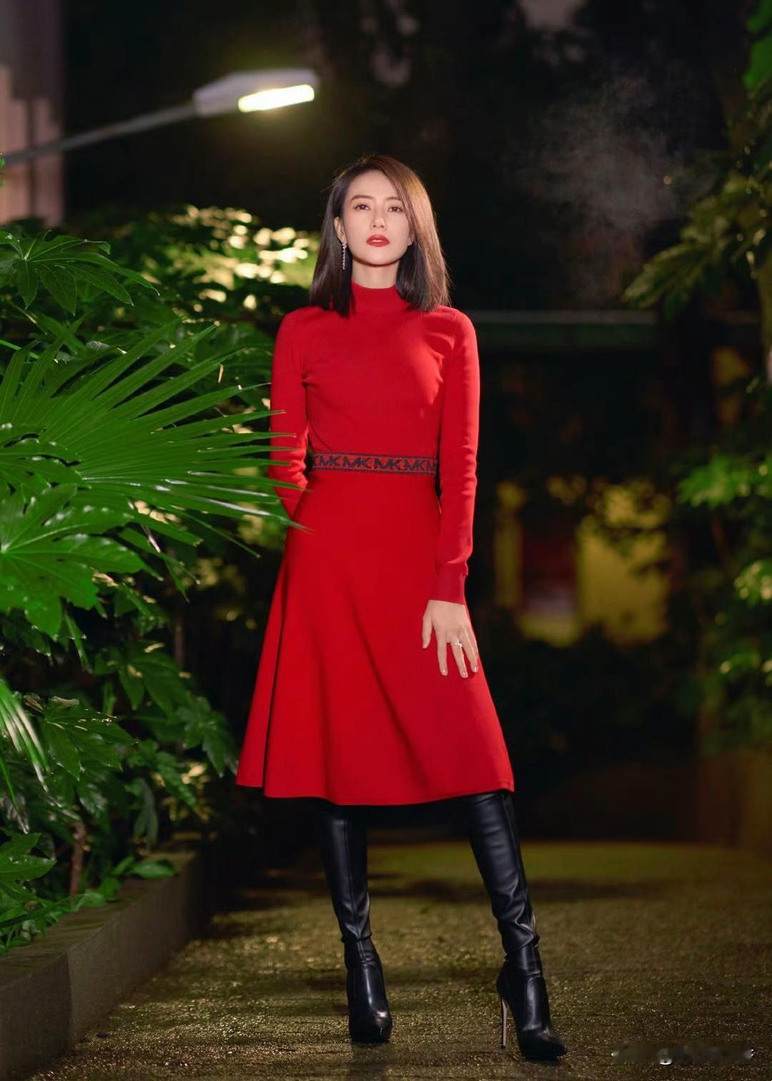 高圆圆这件正红针织连衣裙优雅大气，高领设计衬出精致锁骨，收腰剪裁勾勒曼妙曲线，红