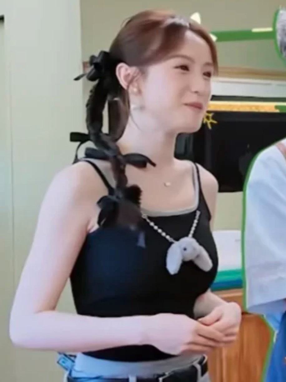 什么雷霆穿搭？前面挂兔头后面缠兔子四肢？服务客人穿个大露背合适吗？​​​