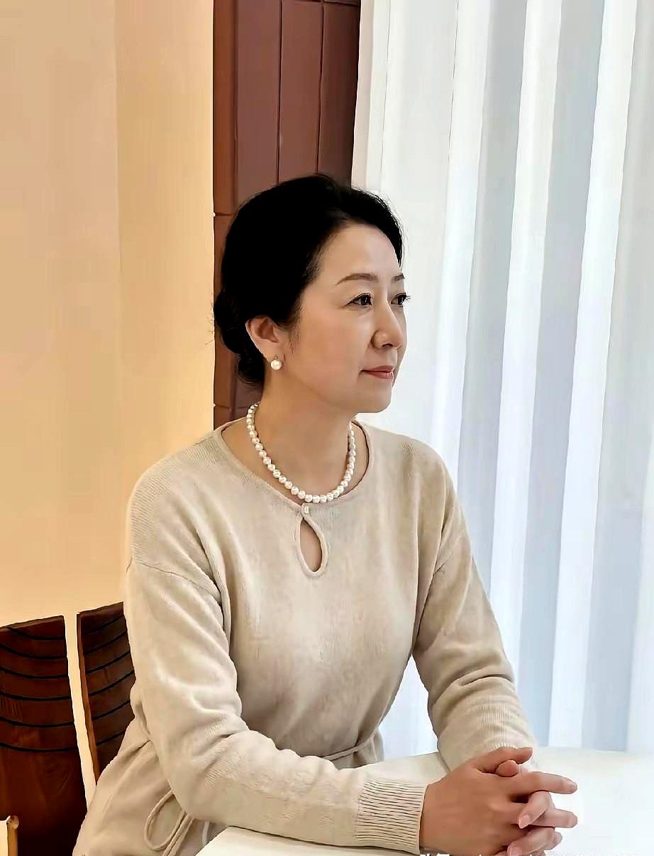 儿媳妇坐月子那会儿跑去海南旅游，现在躺病床上盼着人家来伺候，这老太太心里那点算盘