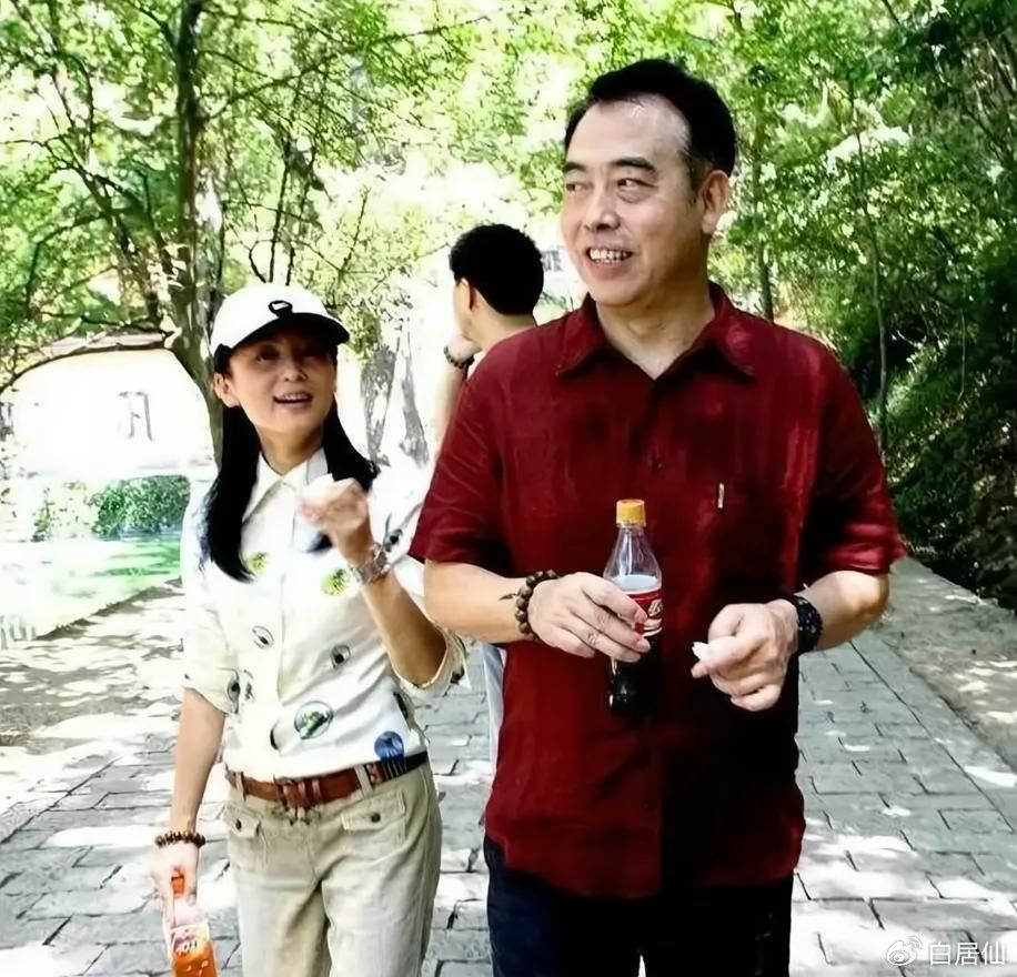别看大导演两口子在街头嘬着冰红茶回到家，亲儿子吃饭都得半跪在桌边。这是2010年