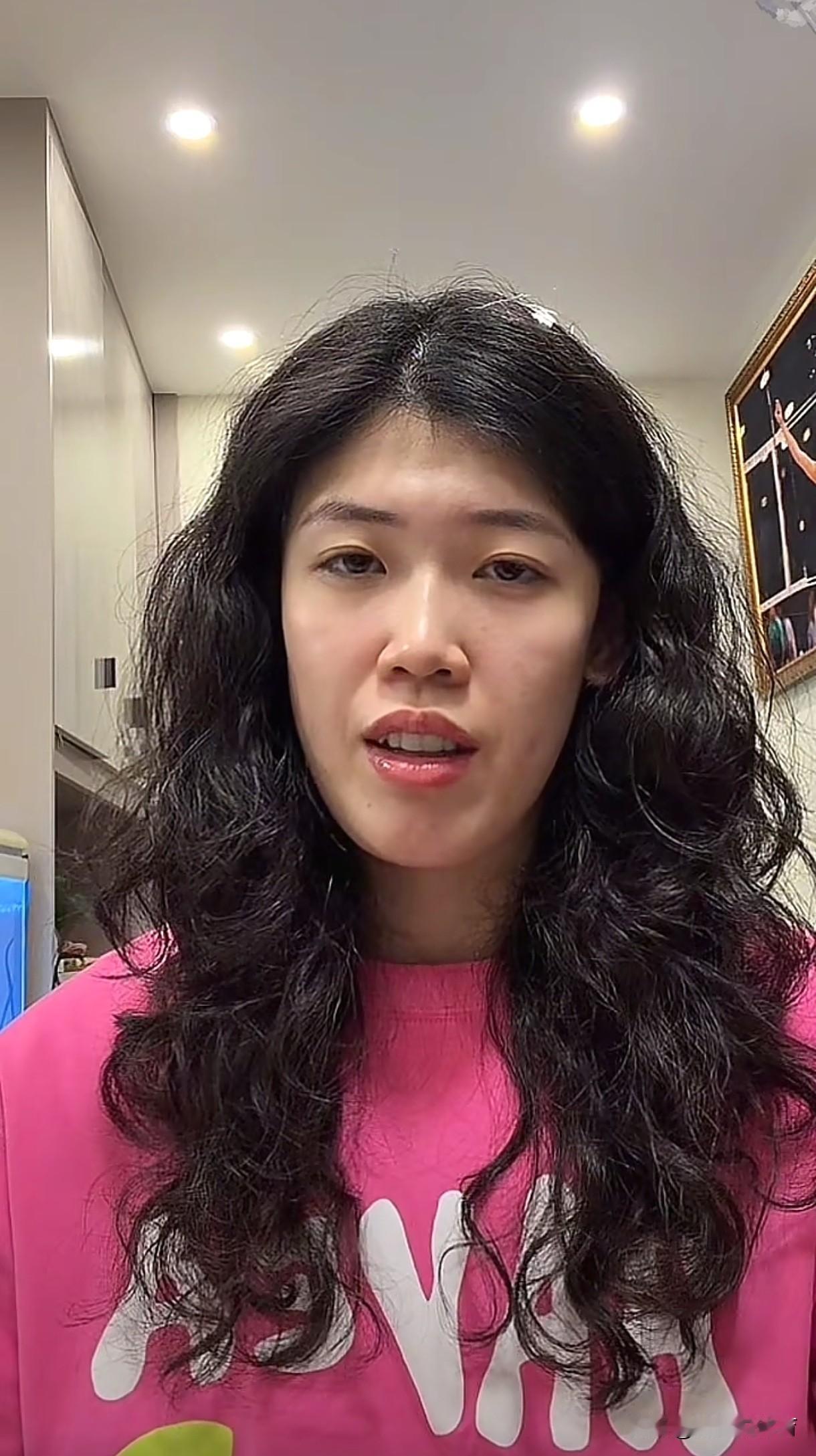 被意甲米兰女排“退回”对李盈莹打击巨大，整个人似乎老了10多岁，白头发都长出来了