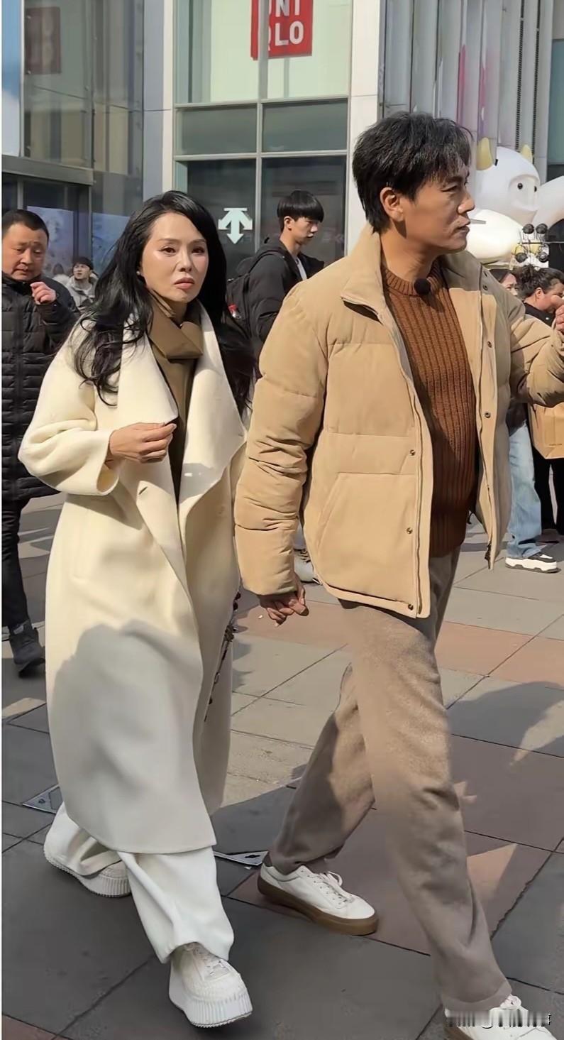 大年初五，有人在沈阳街头碰到了伊能静和秦昊夫妻俩。伊能静一身白，大衣配阔腿