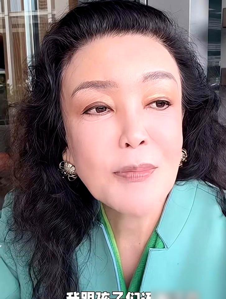 张兰这次是真“狼吞虎咽”了，还不好意思。谁能想到，让她放下架子的，不是钱，是新亲