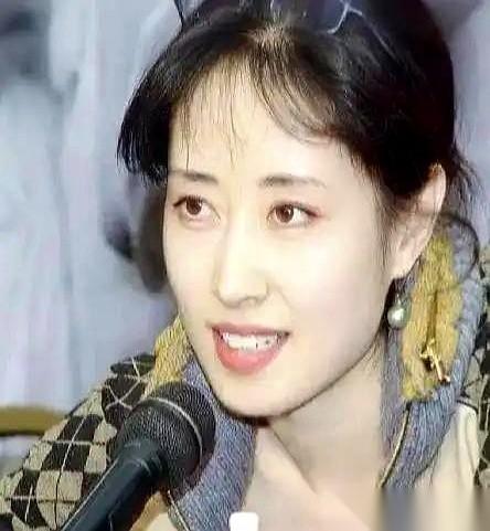 刷到一张老照片，给我惊得手机差点掉了。这居然是刘敏涛？20岁的时候。不敢认，