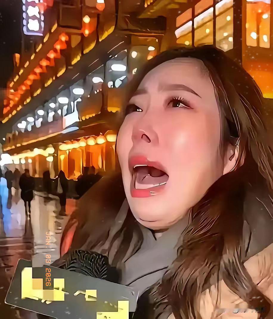 真的绷不住了！春熙路女子蹲街大哭的样子，把“伪精致”的遮羞布撕得稀碎！月薪8