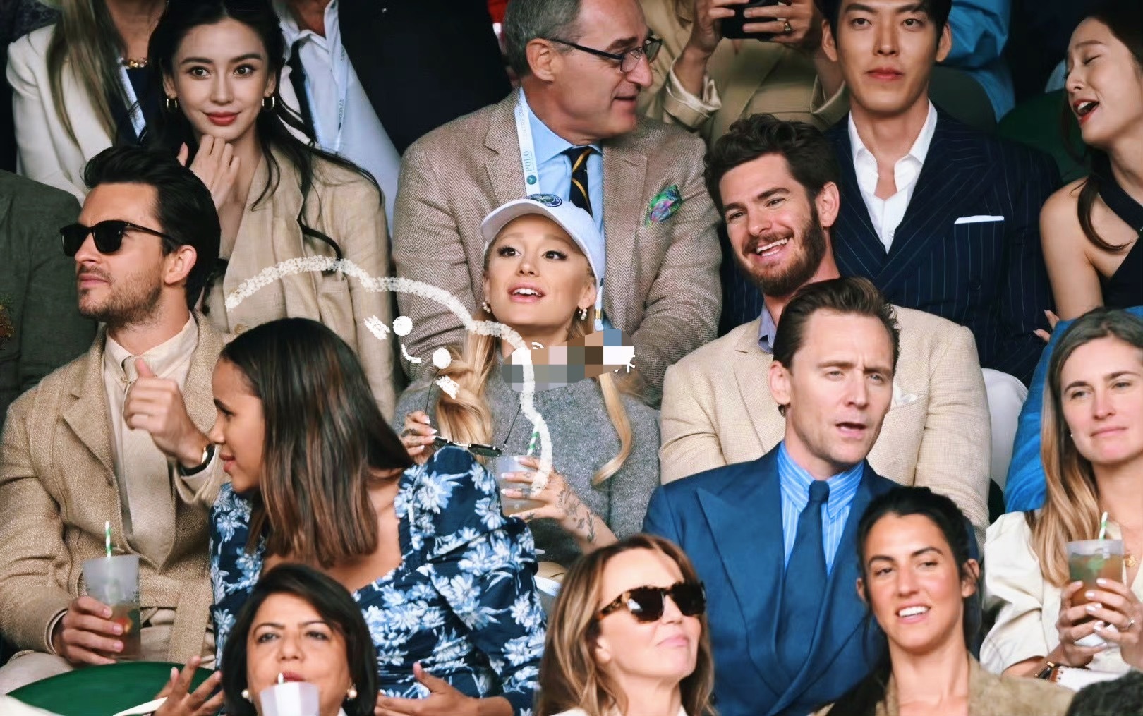 杨颖，事实证明人的眼睛会一眼锁定人群中最漂亮的那个