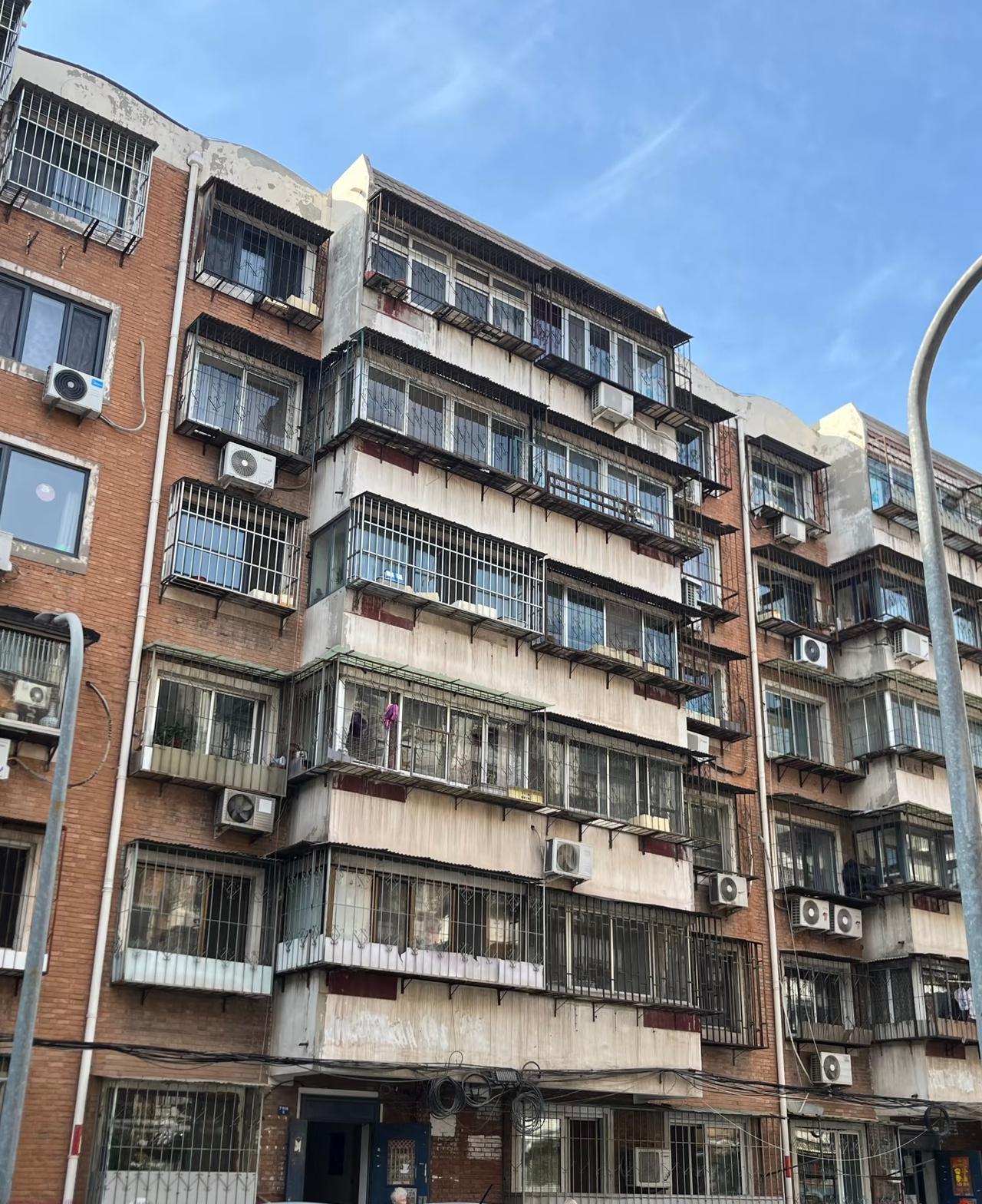 一对河南夫妻为孩子教育，花费150万在天津购入老破小学区房。两人没有放弃本地