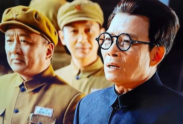 志愿军出国作战之前，东北军区司令员兼政委高岗是持反对态度的。可是当毛主席拍板，出